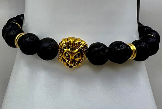Pulsera de lava negra con cabeza de león en tono dorado